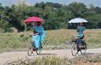NEPAL. Chitwan: ragazze in bicicletta, di Adolfo Carli