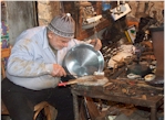 Sidone: artigiano al lavoro nel souk, di www.auratours.it