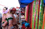 Ragazze di etnia Hmong nel mercato di Can Cau, a 80 km da Lao Chai, di [url]http://www.asiatica.com[/url]