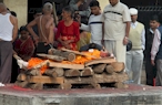 Pashupatinath Cremation Ceremony, di Adolfo Carli