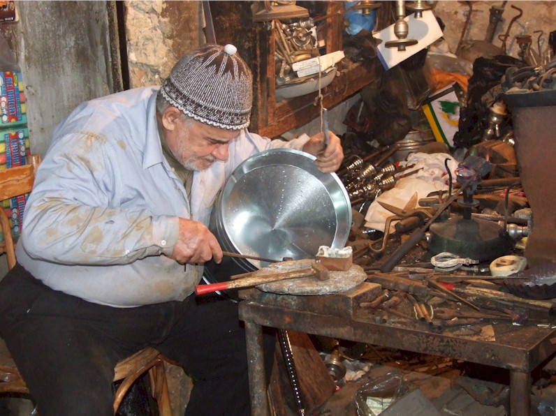 Fotografie Artigiano al lavoro nel souk, di Auratours